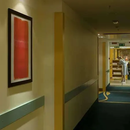 Hilton Garden Rome Airport מלון